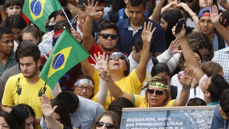 Evangélicos serão 35,8% da população do país em 2026 e impactarão eleições, diz estudo