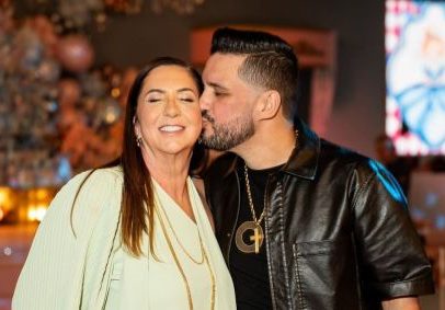 Mãe de Virginia volta a aparecer com ex-namorado, gerando rumores