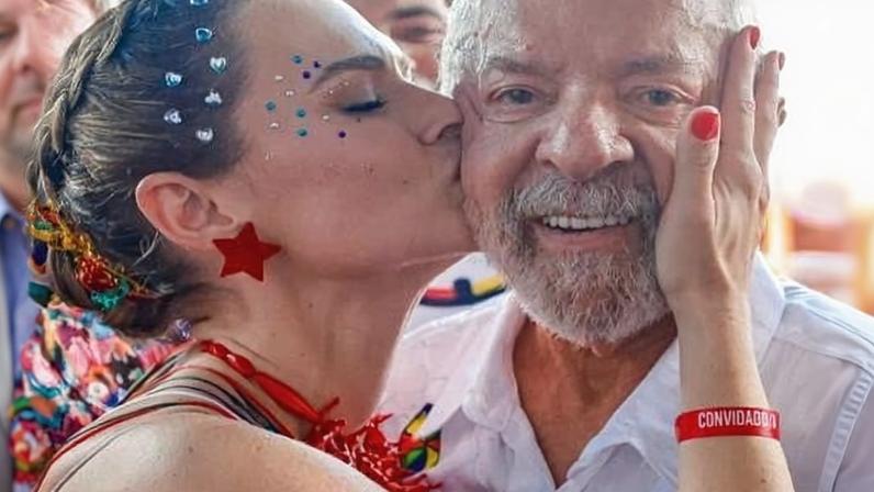 Marília beija Lula durante visita do presidente ao Galo da Madrugada