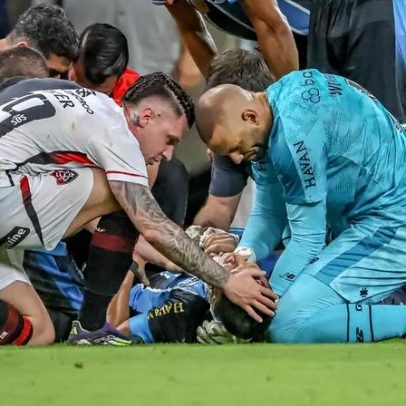 Jogador do Grêmio sofre lesão grave e é socorrido pela ambulância