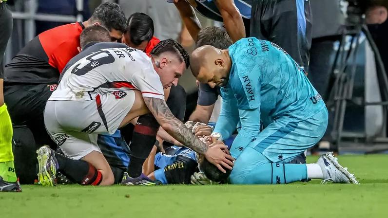 Marlon sofreu uma lesão grave durante a partida entre Grêmio e Vitória (Foto: Elton Silveira/W9 PRESS/Gazeta Press)