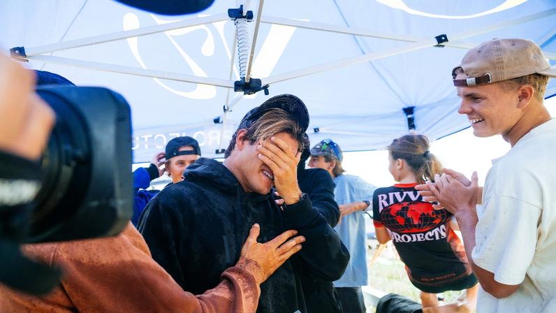 Matheus Herdy se emociona após conquistar vaga na elite da WSL — Foto: Hannah Anderson / WSL