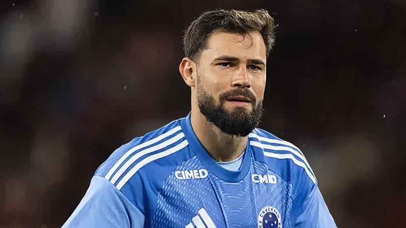 Matheus Cunha assume titularidade no Cruzeiro após lesão de Cássio