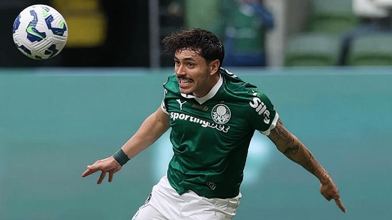 Mauricio, do Palmeiras, em disputa de bola