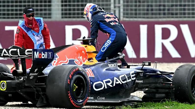 Max Verstappen após batida em classificação do GP da Austrália na F1 2026 (Foto: Paul Crock / AFP)