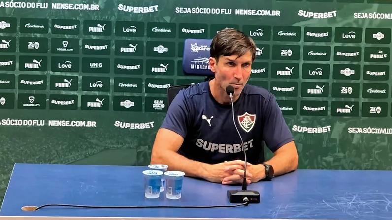 Maxi Cuberas, auxiliar de Luis Zubeldía, em coletiva de imprensa após classificação do Fluminense (Foto: Sharon Prais/Lance!)