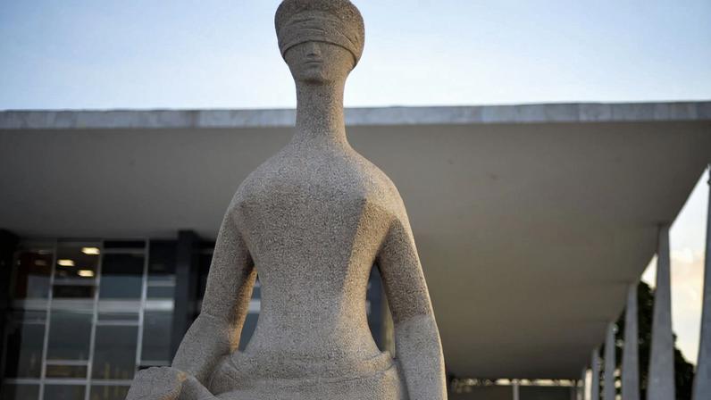 Fachada do Supremo Tribunal Federal (STF) com estátua A Justiça, de Alfredo Ceschiatti, em primeiro plano.
