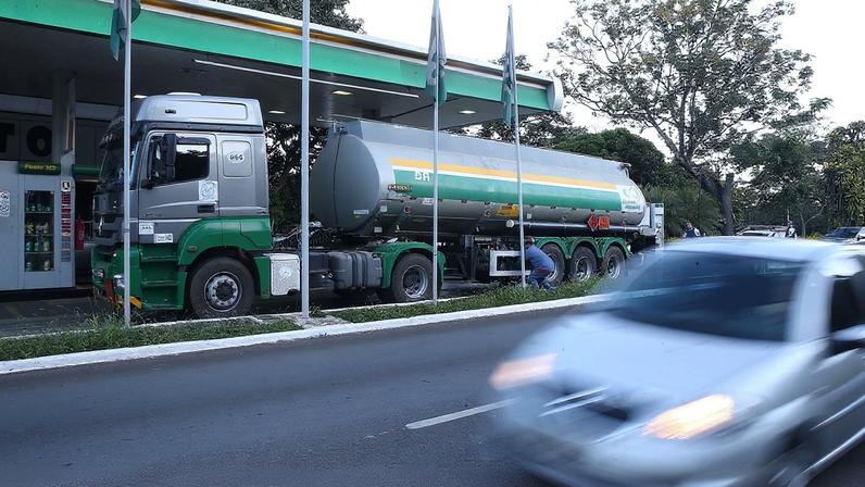 Caminhão-tanque abastece posto de combustivel no Plano Piloto, região central da capital