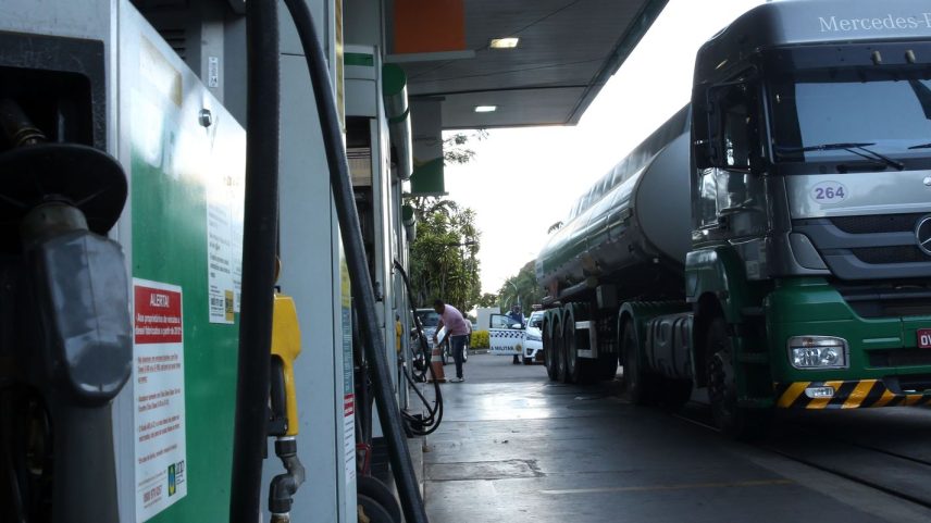 Caminhão-tanque abastece posto de combustível no Plano Piloto, região central da capital.
