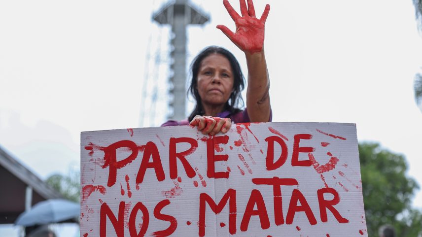 Mulheres protestam contra feminicídios, no centro de Brasília — Foto: Marcelo Camargo/Agência Brasil