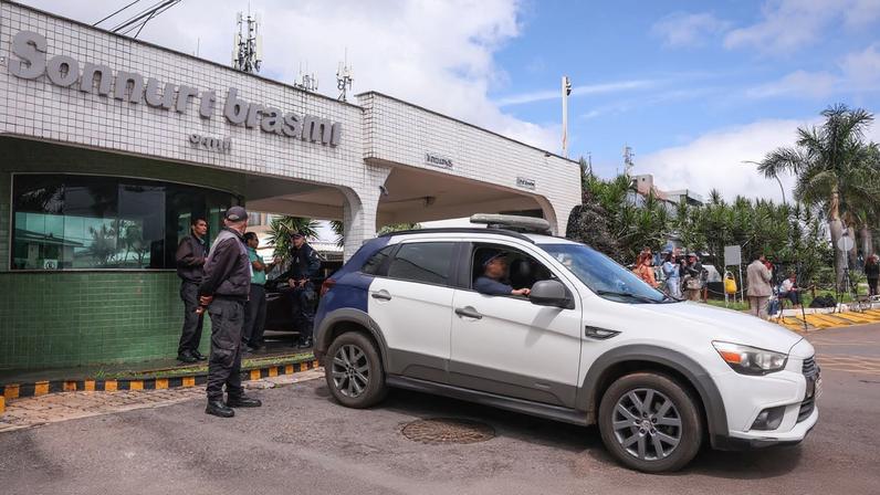 Brasília (DF), 27/03/2026 - Policiais militares fazem guarda na entrada do condomínio onde o ex-presidente Jair Bolsona irá cumprir 90 dias de prisão domiciliar.