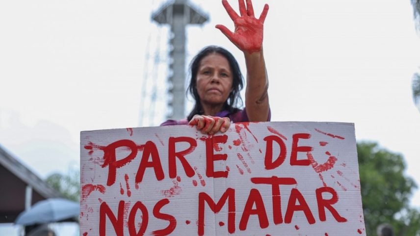 Manifestante em Brasília durante o Levante Mulheres Vivas