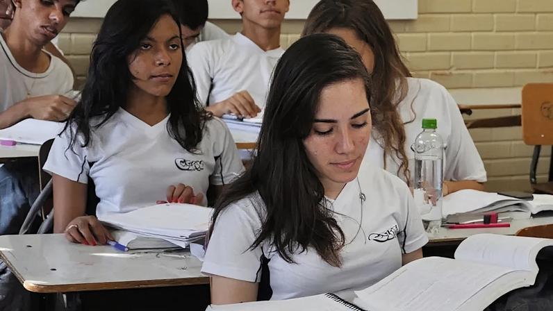 Na foto, estudantes do ensino médio em sala de aula
