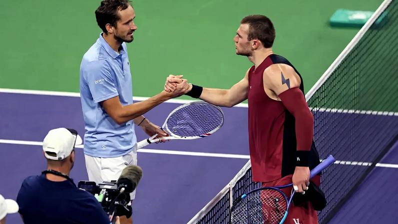 Medvedev avança às semis em Indian Wells após ponto polêmico e vaiado