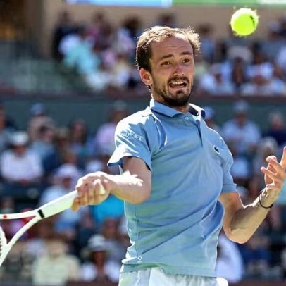 Medvedev encerra invencibilidade de Alcaraz e avança à final