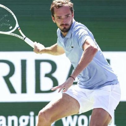 Medvedev vence Michelsen e soma sétima vitória consecutiva