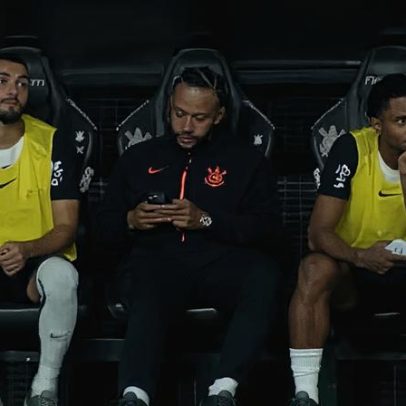 Memphis é denunciado no STJD por uso de celular em clássico Corinthians x Flamengo