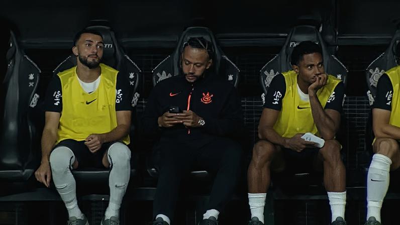 Memphis no celular no banco de reservas em Corinthians x Flamengo — Foto: Reprodução