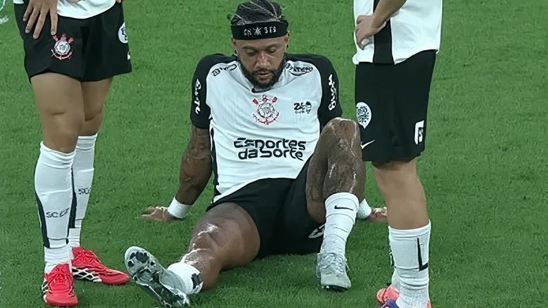 Memphis Depay deixou o gramado da Neo Química Arena sentindo dores