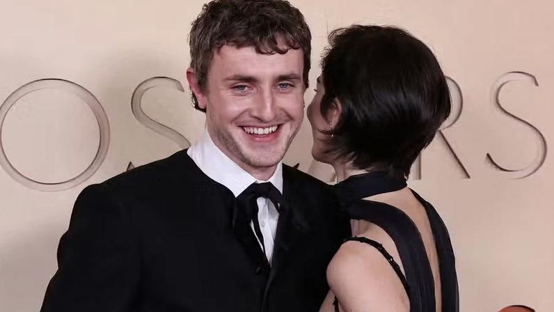 Paul Mescal e a namorada, Gracie Abrams, no Oscar 2026 — Foto: Getty Images