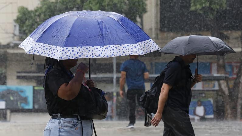 Temporal atinge o Rio de Janeiro e trabalhadores deixam a região central da cidade, que tem ponto facultativo decretado com previsão de chuvas extremas.