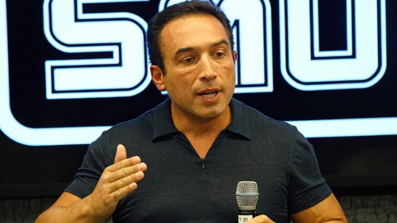 Homem se declara culpado de fraudar streaming com músicas geradas por IA