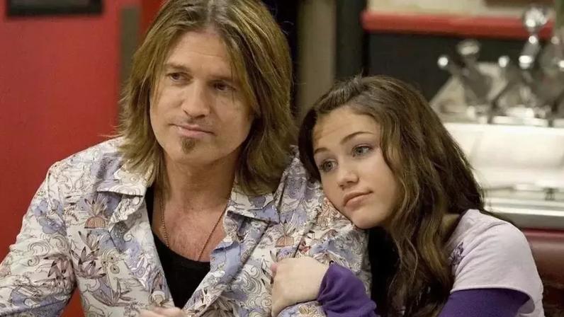 Miley Cyrus e Billy Ray Cyrus no set de Hannah Montana