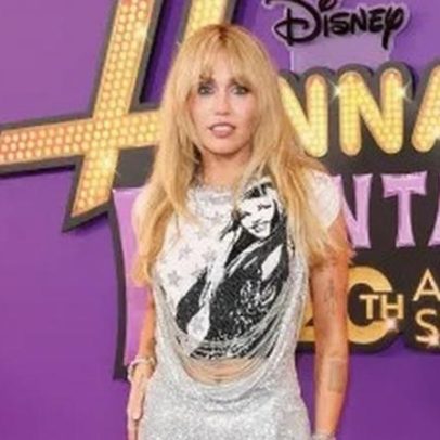 Miley Cyrus retorna a Hannah Montana em première com look loiro