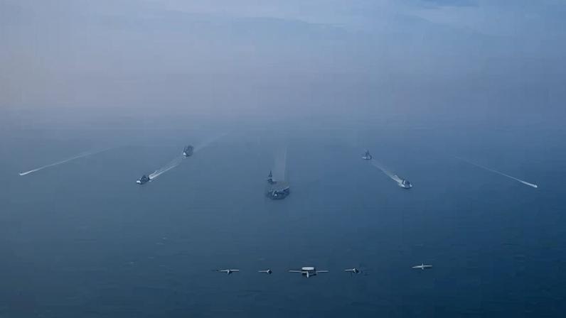 Vista aérea do Grupo de Ataque do Porta-Aviões USS Abraham Lincoln em operação no Mar Arábico, escoltado por dois navios de reabastecimento militar e duas embarcações da Guarda Costeira dos EUA, enquanto caças da Ala Aérea Embarcada Nove realizavam operações de voo sobre o Mar Arábico, em 6 de fevereiro de 2026.