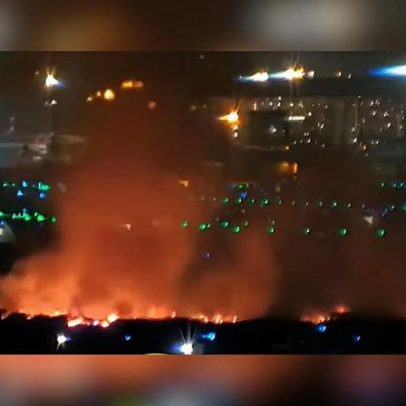 Avião pega fogo em Guarulhos e destroços provocam incêndio no gramado
