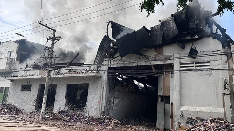 Um incêndio de grandes proporções atingiu uma edificação comercial na noite desse sábado (28) na Rua Sampaio Moreira, no bairro do Brás, região central de São Paulo