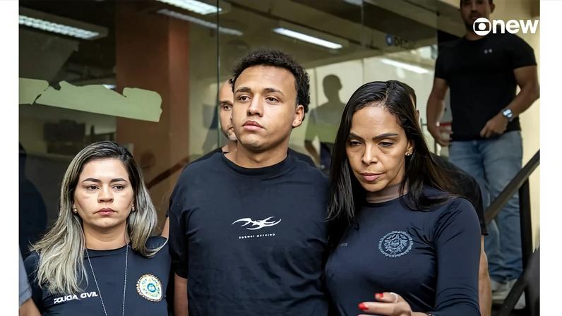 Ao se entregar na delegacia, o jovem Vitor Hugo Simonin, acusado de participar do estupro coletivo de uma jovem de 17 anos no Rio de Janeiro, usava uma camiseta com os dizeres "regret nothing" (não se arrependa de nada, em inglês) – Foto: Reprodução/Globonews