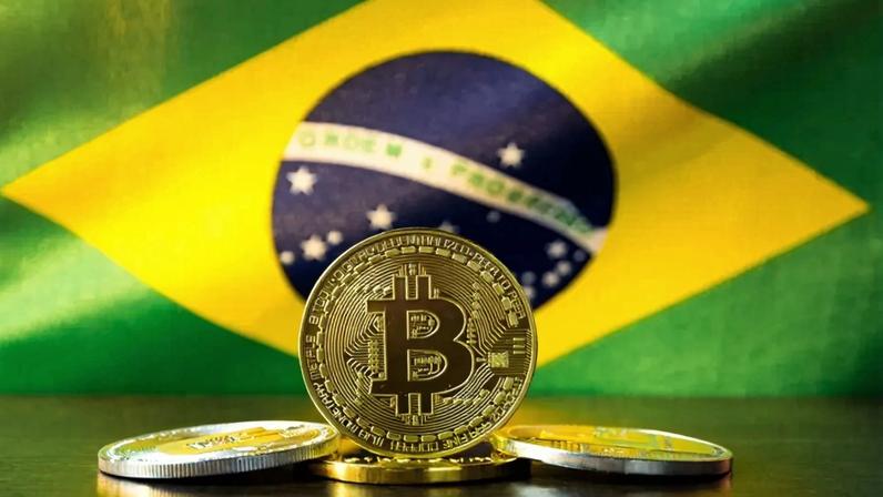 moeda de bitcoin com bandeira do brasil ao fundo (2)