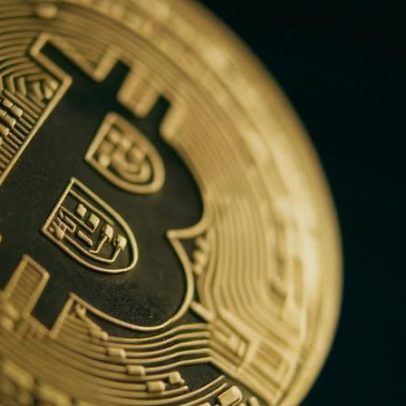 Bitcoin se mantém estável acima de 71 mil dólares com sinal de cessar-fogo dos EUA