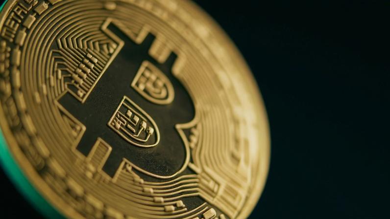 Imagem da matéria: Bitcoin hoje: BTC opera em estabilidade acima dos US$ 71 mil com aceno de cessar-fogo dos EUA