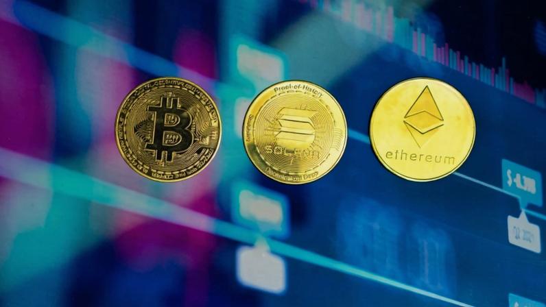 moedas de Bitcoin, Solana e Ethereum emparelhadas - ao fundo gráfico de mercado