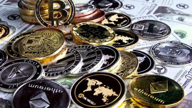 criptomoedas sob notas de dólar