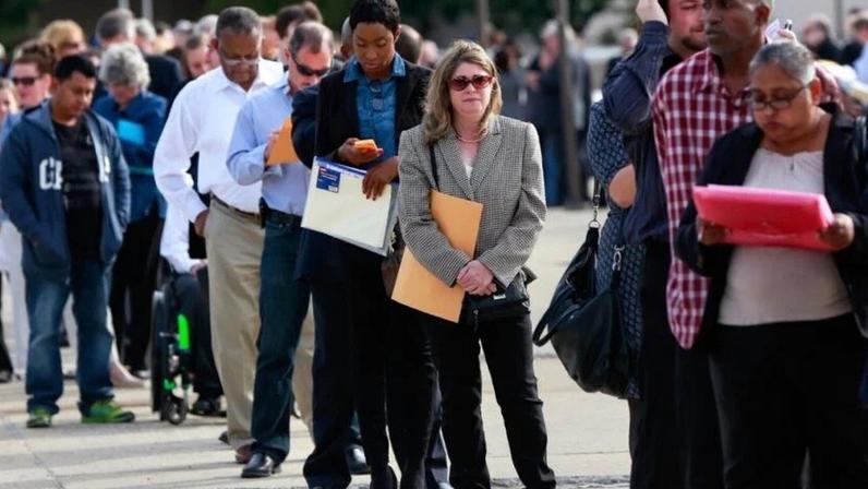 Fila de auxílilo desemprego nos EUA: expectativa com criação de vagas (foto: Shannon Stapleton / Reuters)