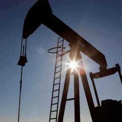 EUA flexibilizam sanções ao petróleo russo, barril fica acima de US$100