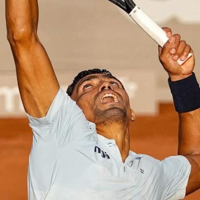 Monteiro perde match-point, leva virada e fica fora das semifinais
