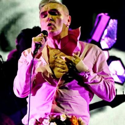 Morrissey cancela show por cansaço após noite de hotel que chamou de inferno