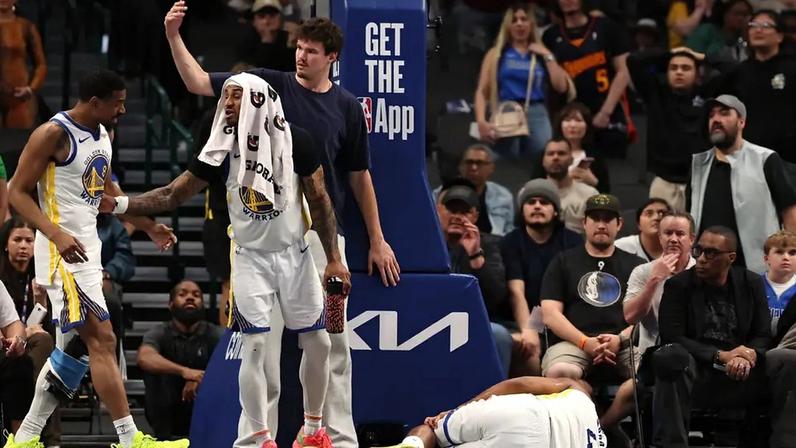Moses Moody sofre lesão em Warriors x Mavericks na NBA (Foto: Sam Hodde/Getty Images/AFP)