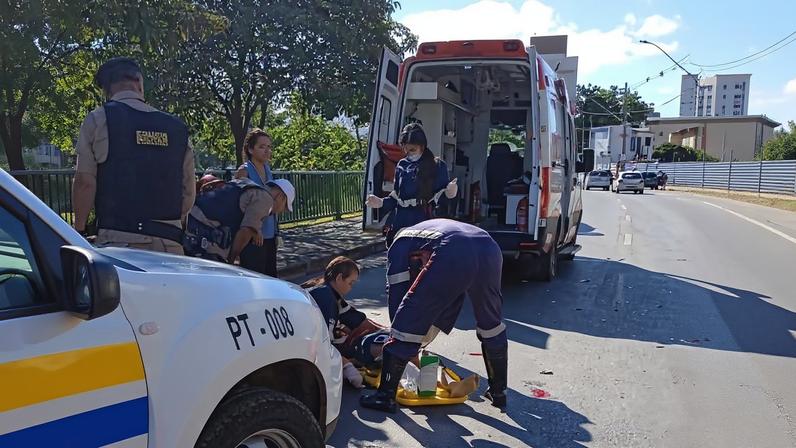 Motociclista de 24 anos fica ferido ao colidir em carro entre a avenida José Corrêa Machado e rua Tupis