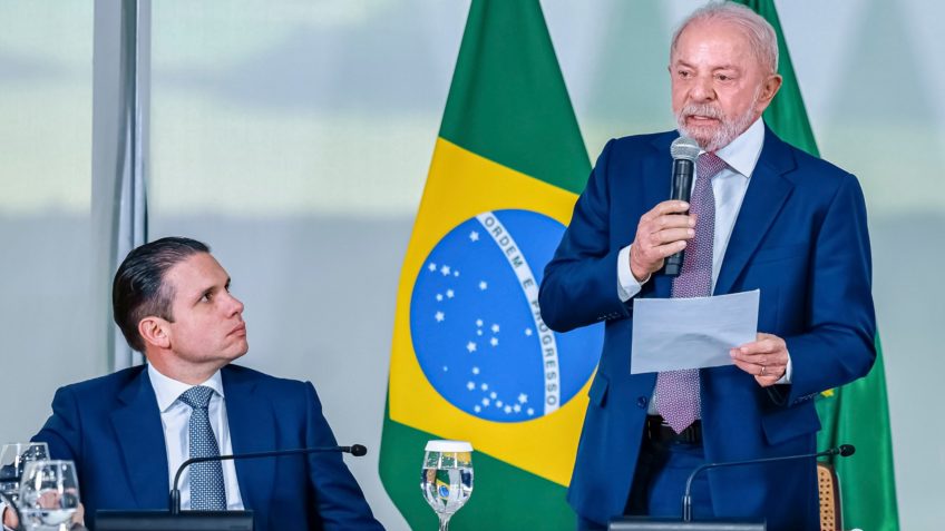 Na imagem, o presidente Lula discursa durante a cerimônia de sanção do PL Antifacção; à esquerda, o presidente da Câmara, Hugo Motta