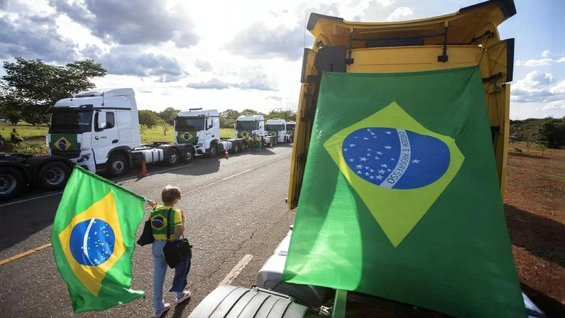 Em 2022, caminhoneiros bloquearam rodovias após eleição de Lula. Quatro anos depois, Moraes manda tribunais executarem multas que totalizam R$ 7 bilhões contra manifestantes (Foto: Joédson Alves/EFE)