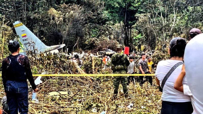 O avião militar, com 125 pessoas, caiu logo após a decolagem nesta segunda-feira (23/3)
