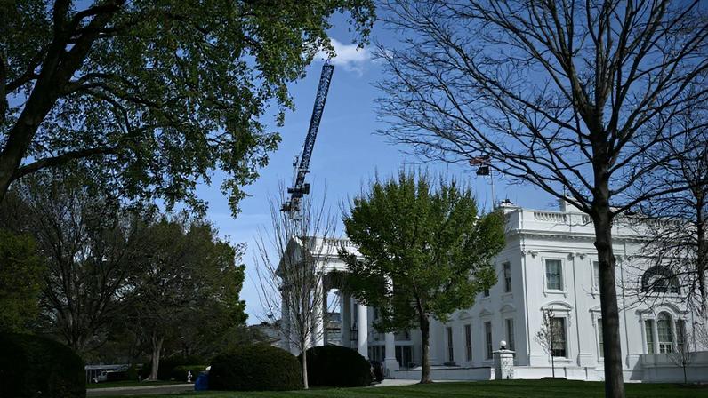 Um guindaste trabalhando no salão de baile planejado pelo presidente dos EUA, Donald Trump, é visto na Casa Branca, em Washington, em 31 de março de 2026