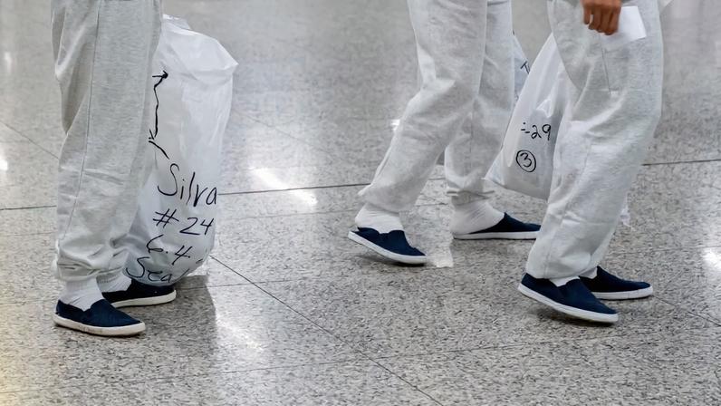 Brasileiros chegam ao país com poucos pertences em mãos