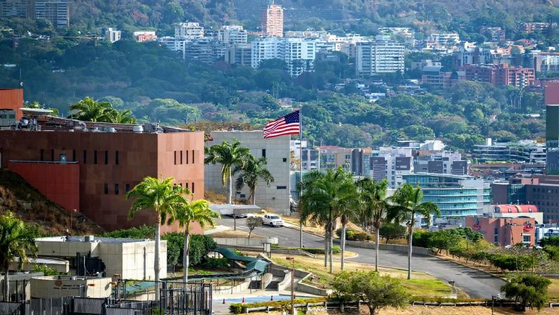 A bandeira dos EUA tremula na embaixada americana em Caracas em 14 de março de 2026, dez dias após o restabelecimento das relações diplomáticas na sequência da captura do líder deposto Nicolás Maduro em uma operação militar americana