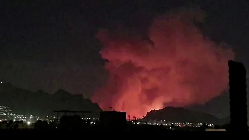 Fumaça subindo enquanto explosões sacodem Isfahan, no Irã
